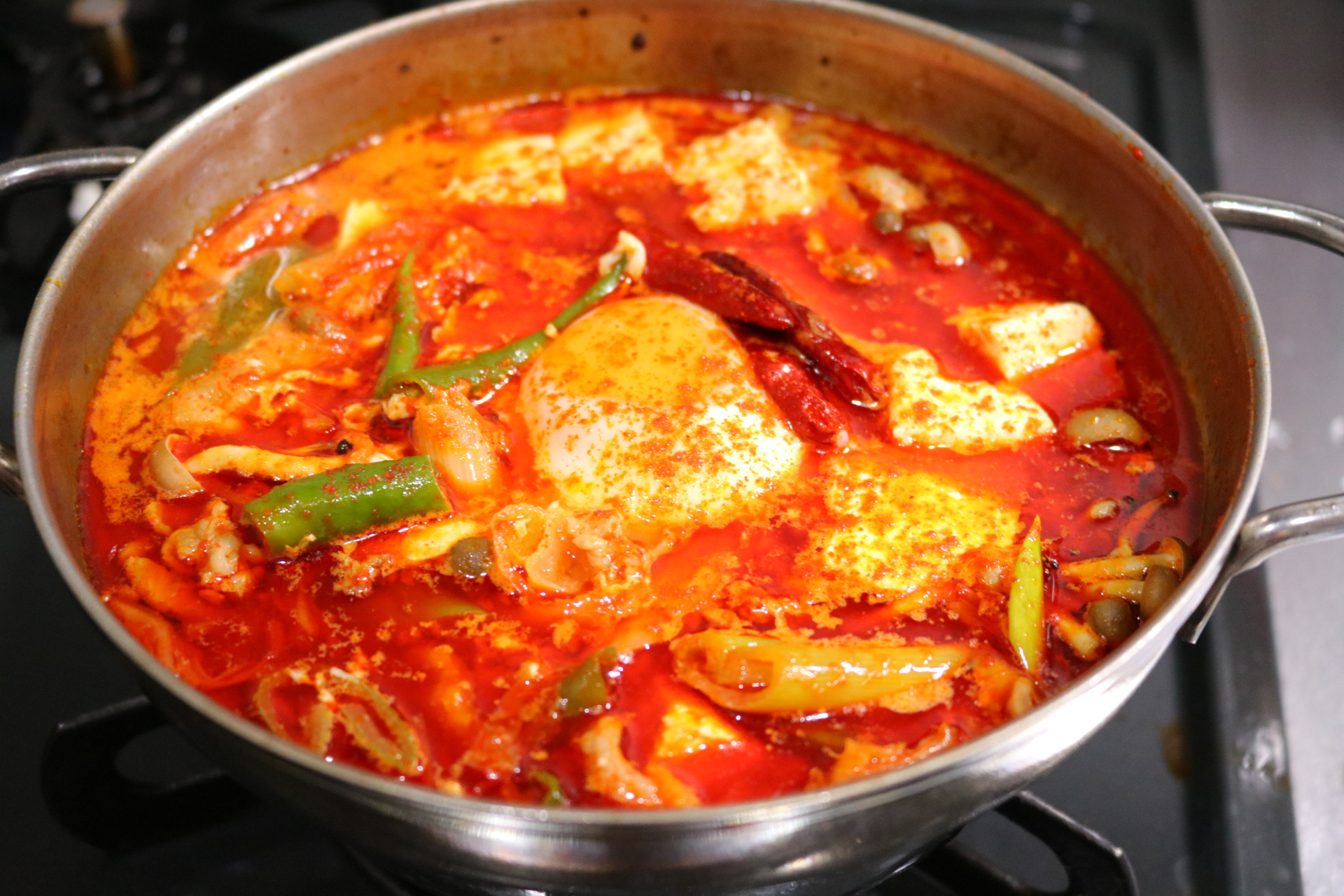 赤唐辛子 青唐辛子たっぷり 激辛好きに人気な本格スンドゥブレシピ キノコたっぷりversion だいどこロック