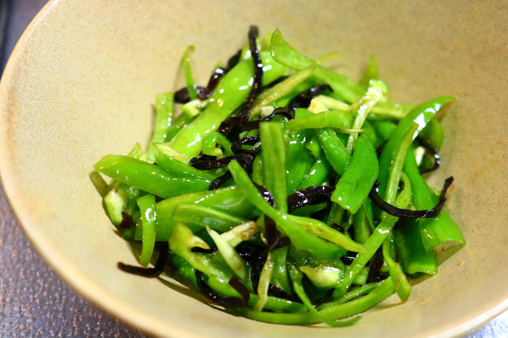 ししとう大量消費!!生で食べる超簡単おつまみレシピ!ししとうと塩昆布のピリ辛和え | だいどこロック♪